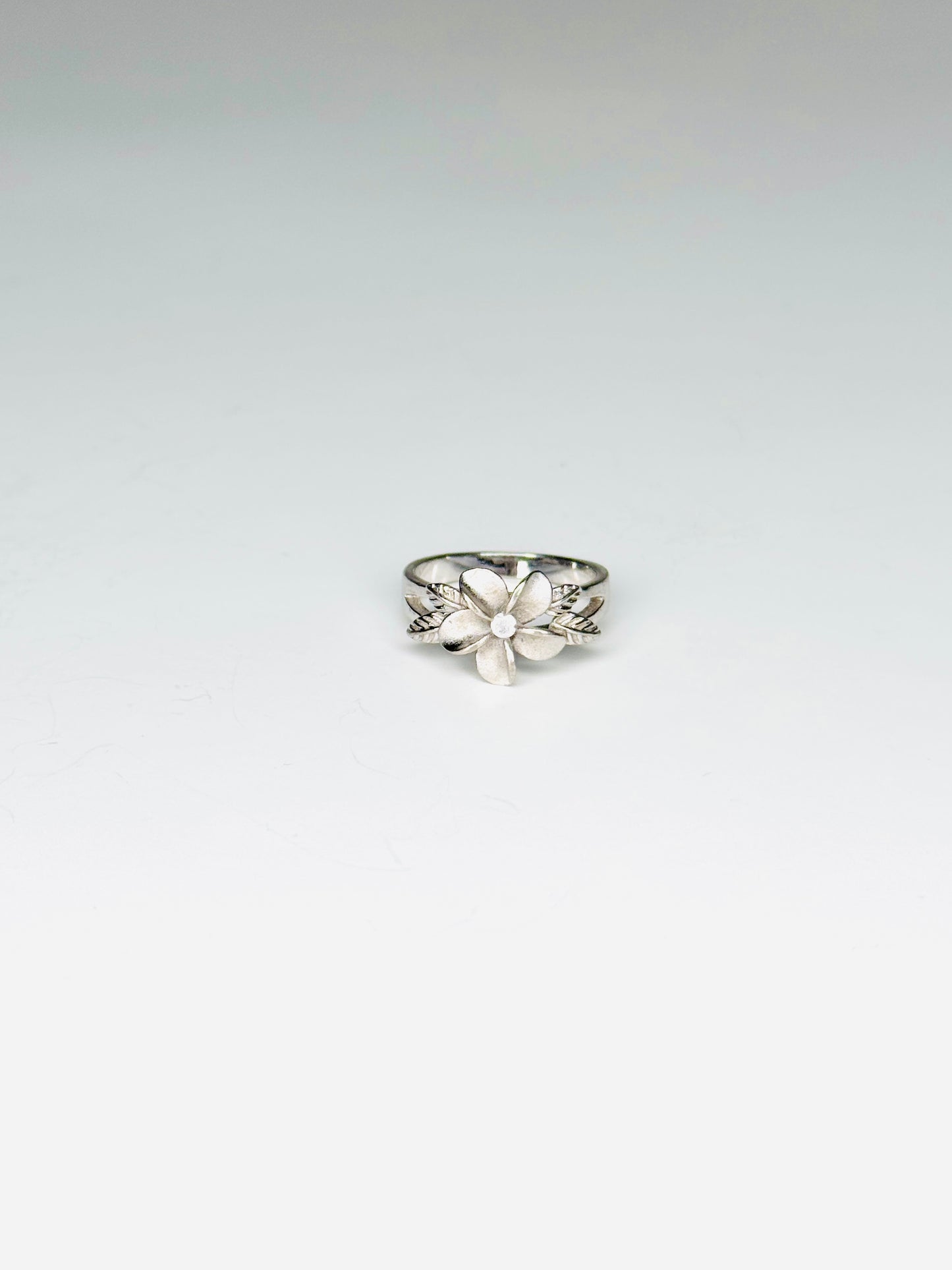 925 Sterting Silver CZ w/Maile Leaf Hawaiian Flower Ring Size 6