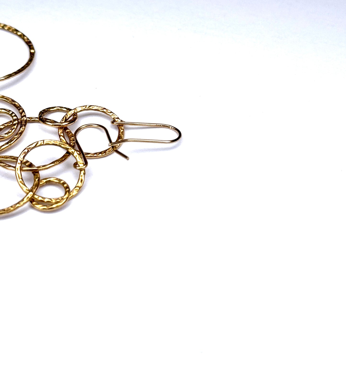 Pendientes colgantes de oro de 14 kt con círculos retorcidos