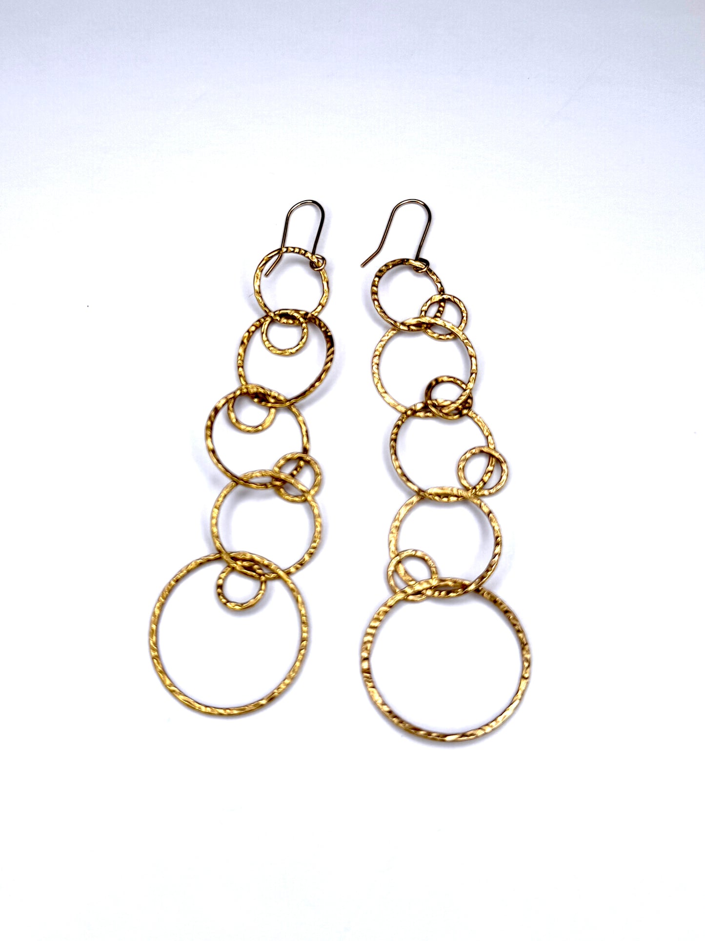 Pendientes colgantes de oro de 14 kt con círculos retorcidos