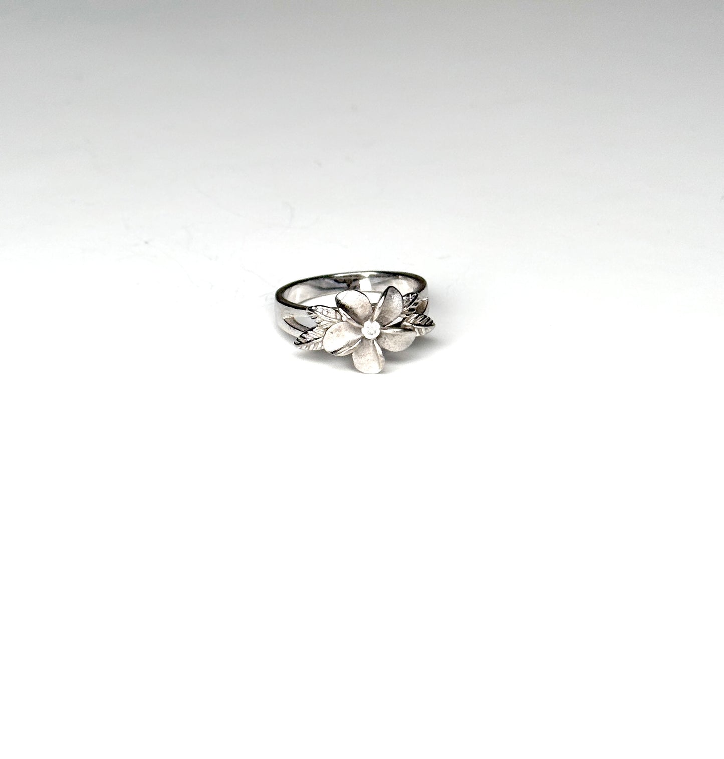 925 Sterting Silver  CZ w/Maile Leaf Hawaiian Flower Ring Size 6